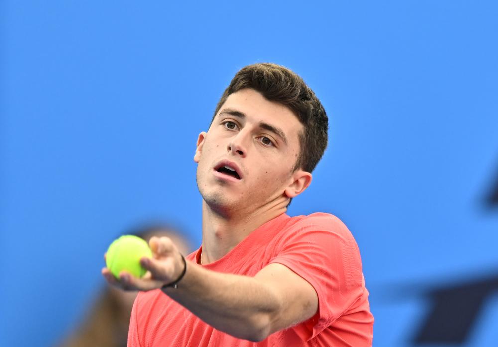 记者：王刚伤情比想象中好，侯森缝了20多针坐火车返京